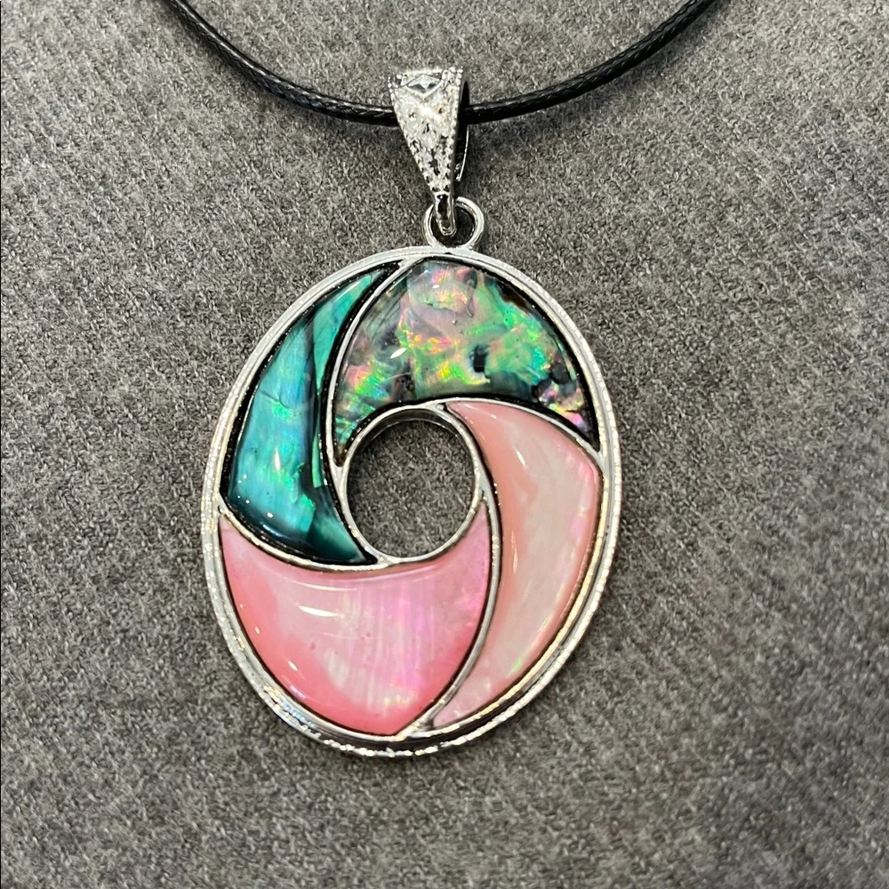 ๐ป3/$15 Silvertone Inlaid Shell Pendant with Shell Earring Set - Picture 3 of 7
